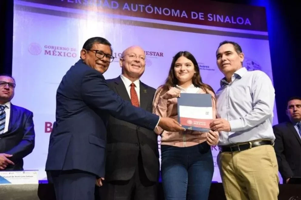 Empezaron a entregar AMLO becas en la UAS