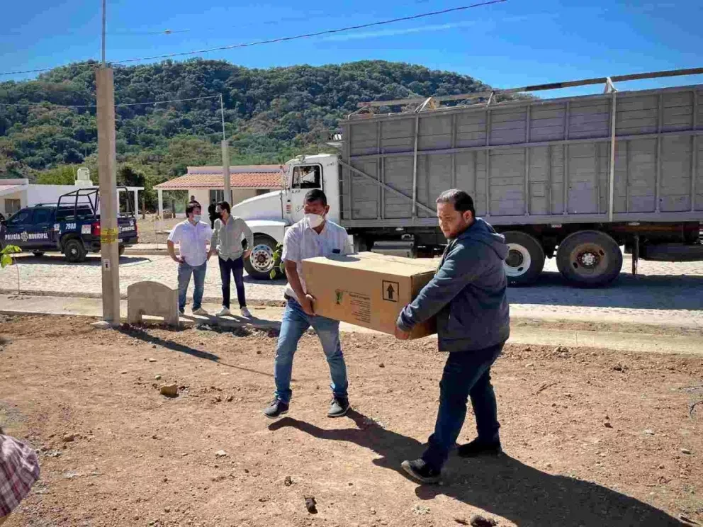En nuevo Santa María reciben hornillas y refrigeradores