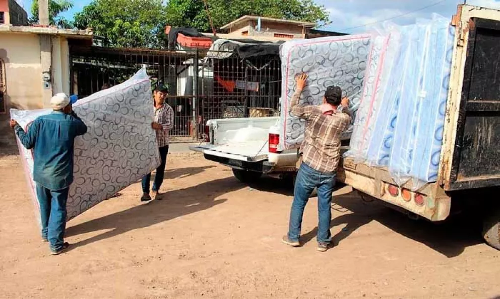 Entregan colchones a familias afectadas en Villa Juárez