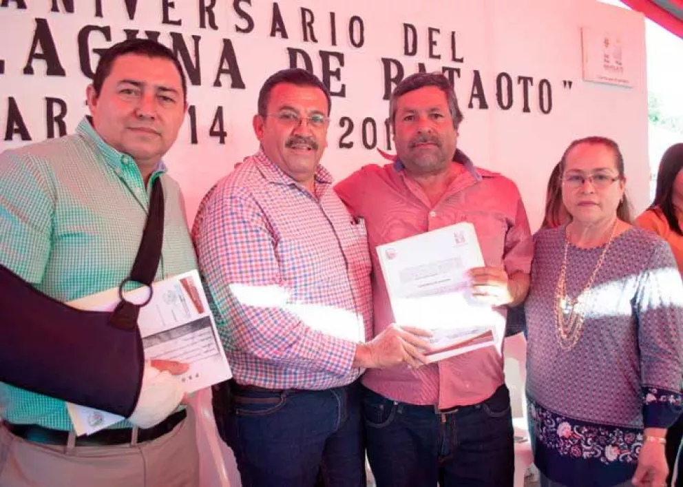 Entregan 60 cartas de posesión en Laguna de Bataoto, Villa Juárez