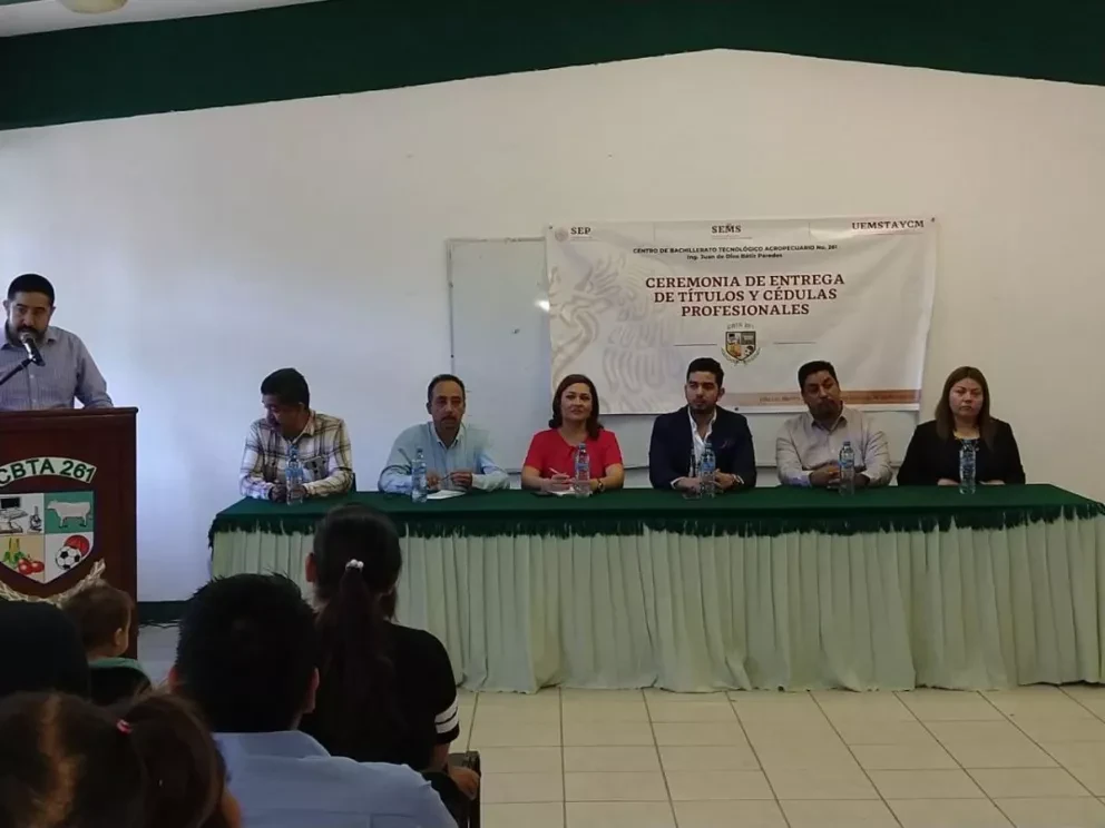 Entregan títulos y cédulas a egresados del CBTA 261 Villa Juárez