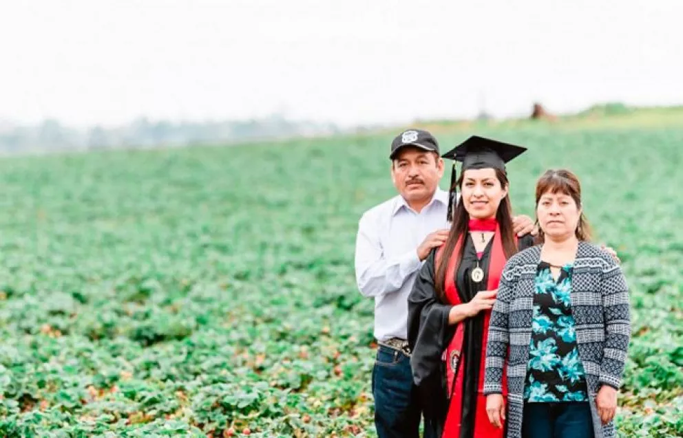 Hija de migrantes celebra graduación en campo donde trabajan sus padres