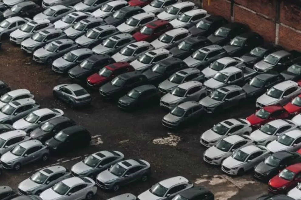 Se ocupan 8 cajones de estacionamiento por auto