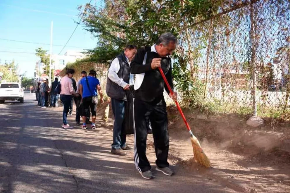 Presidente de Culiacán barre las calles de la ciudad