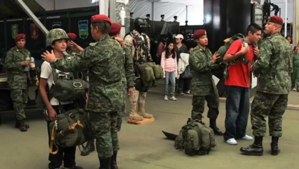 Tómate una foto en vehículos y aeronaves militares en Culiacán