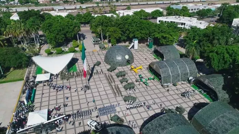 Este puente lleva a tus hijos a conocer la exposición militar en explanada de gobierno