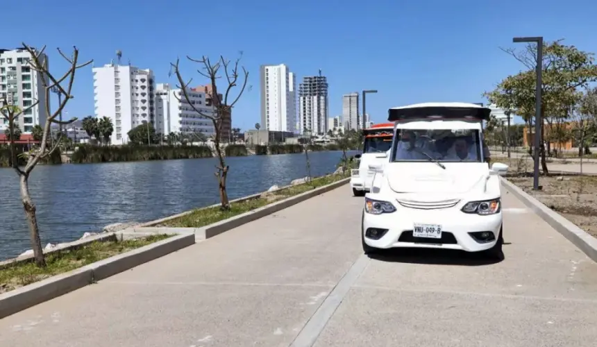 Secretario de Turismo y Quirino supervisan obras en Parque Central de Mazatlán