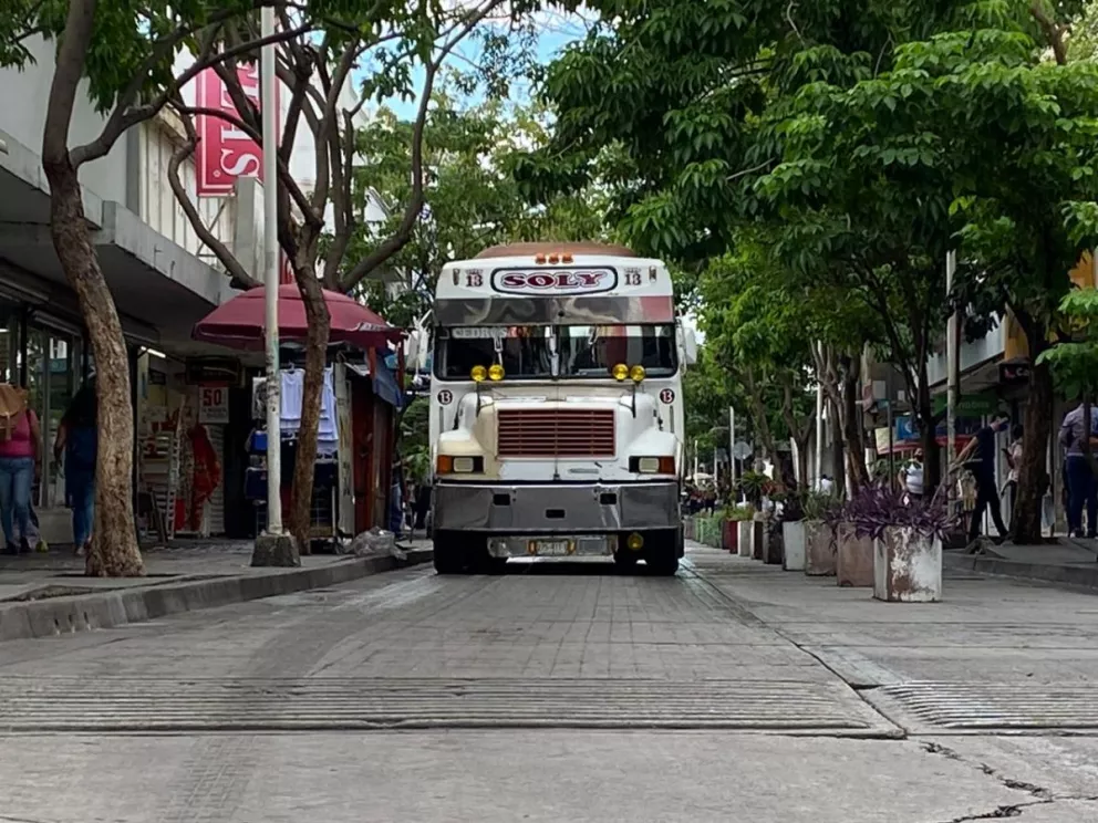 Reabren tramos viales en primer cuadro de Culiacán a camiones