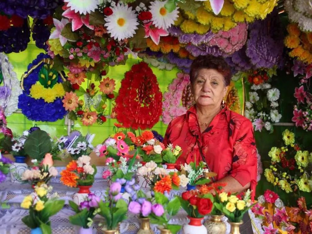 Doña Elisa, elabora coronas para honrar a los muertos