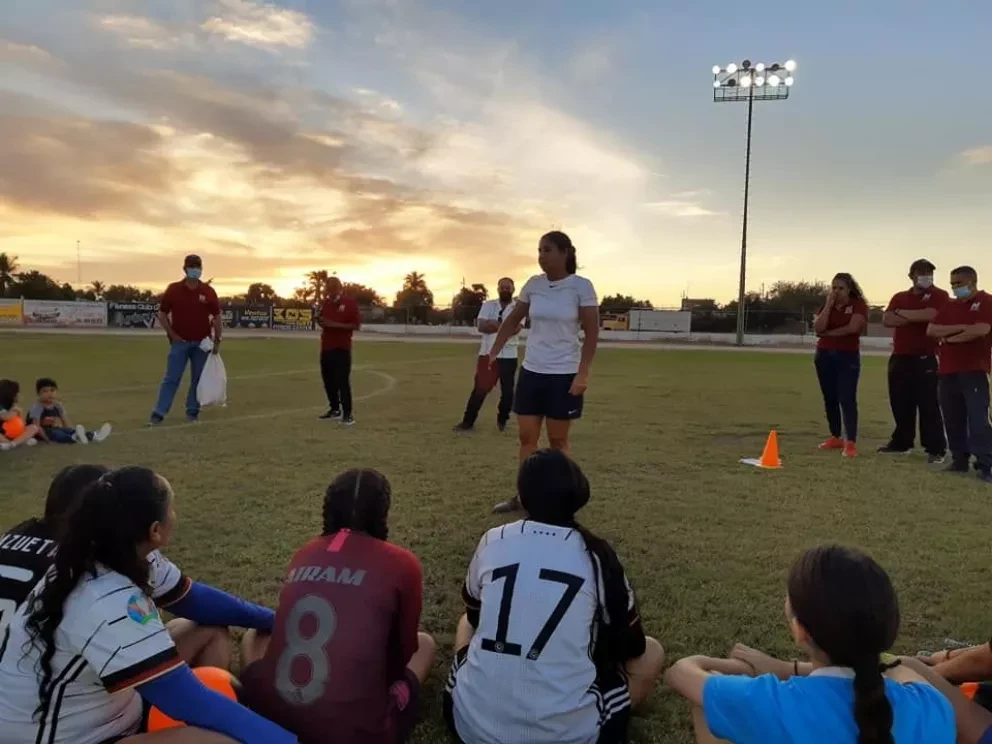 Realizan clínica de fútbol femenil con la futbolista de Dautillos