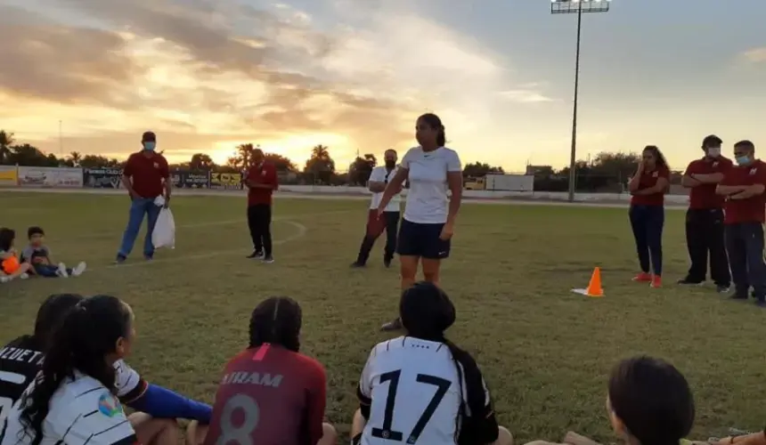 Realizan clínica de fútbol femenil con la futbolista de Dautillos 