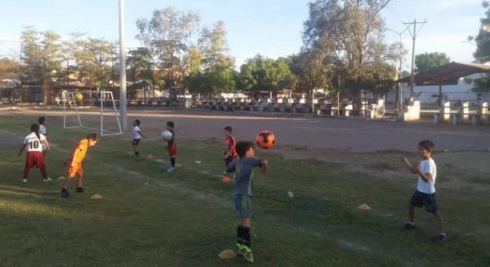 Torneo Chivas de Culiacán con niños futbolistas de Villa Juárez