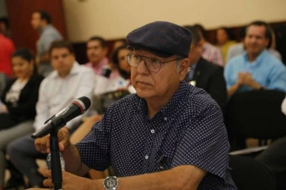 Gilberto Ceceña cumple 50 años de cartonista y va por más