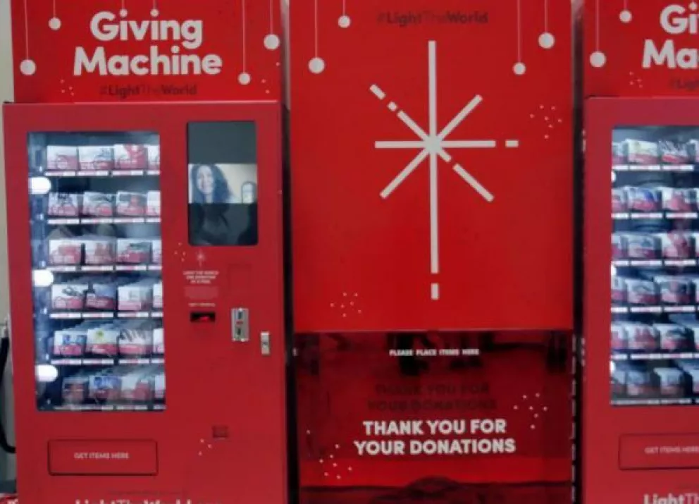 Máquinas expendedoras regalan comida a personas necesitadas