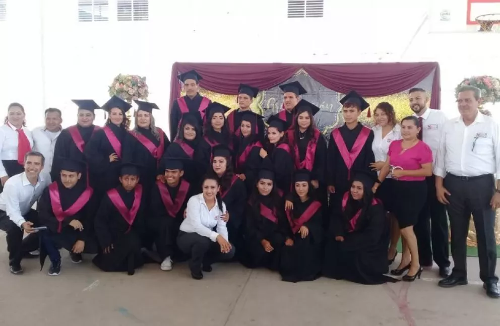 Egresan 27 alumnos del Bachillerato Intercultural de Villa Juárez