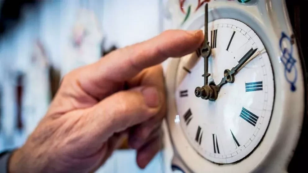 ¿Se atrasa o se adelanta? Este fin de semana es el cambio de horario
