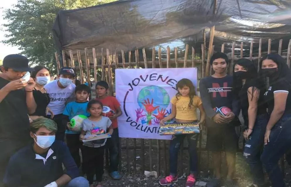 Jóvenes voluntarios entregan despensas y dulces a niños del Campo Pénjamo