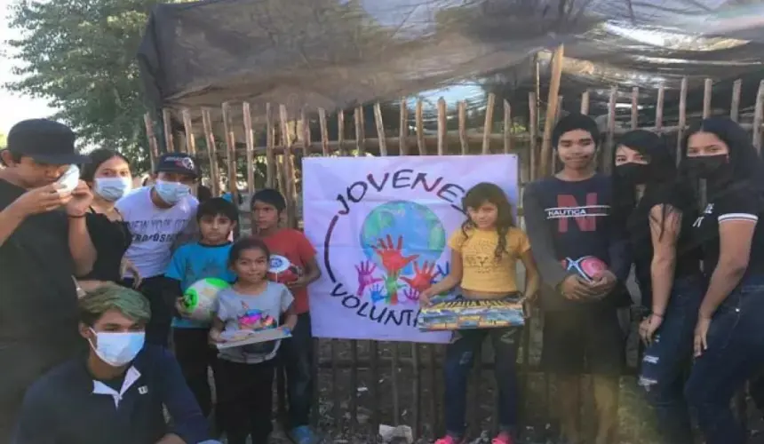 Jóvenes voluntarios entregan despensas y dulces a niños del Campo Pénjamo