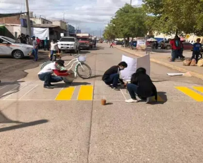 Jóvenes pintan senda peatonal frente a Ley Express Villa Juárez