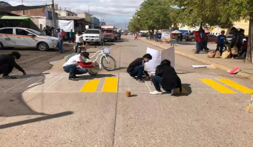 Jóvenes pintan senda peatonal frente a Ley Express Villa Juárez