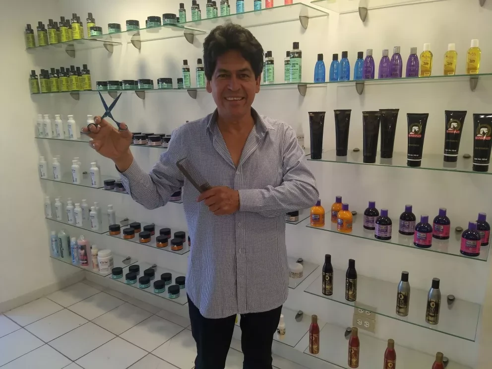 Exitoso en las salas de belleza Sergio Navarrete no olvida el campo