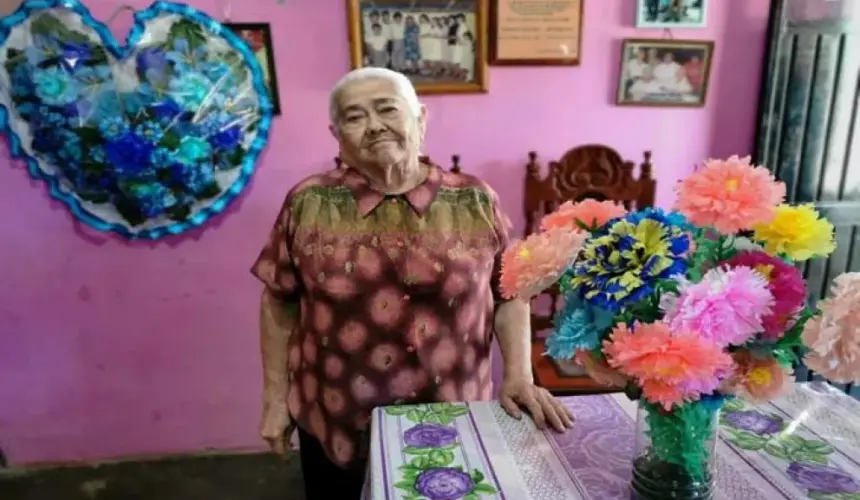 VIDEO: Doña Tina, honrando a los muertos mantuvo vivos a sus 10 hijos