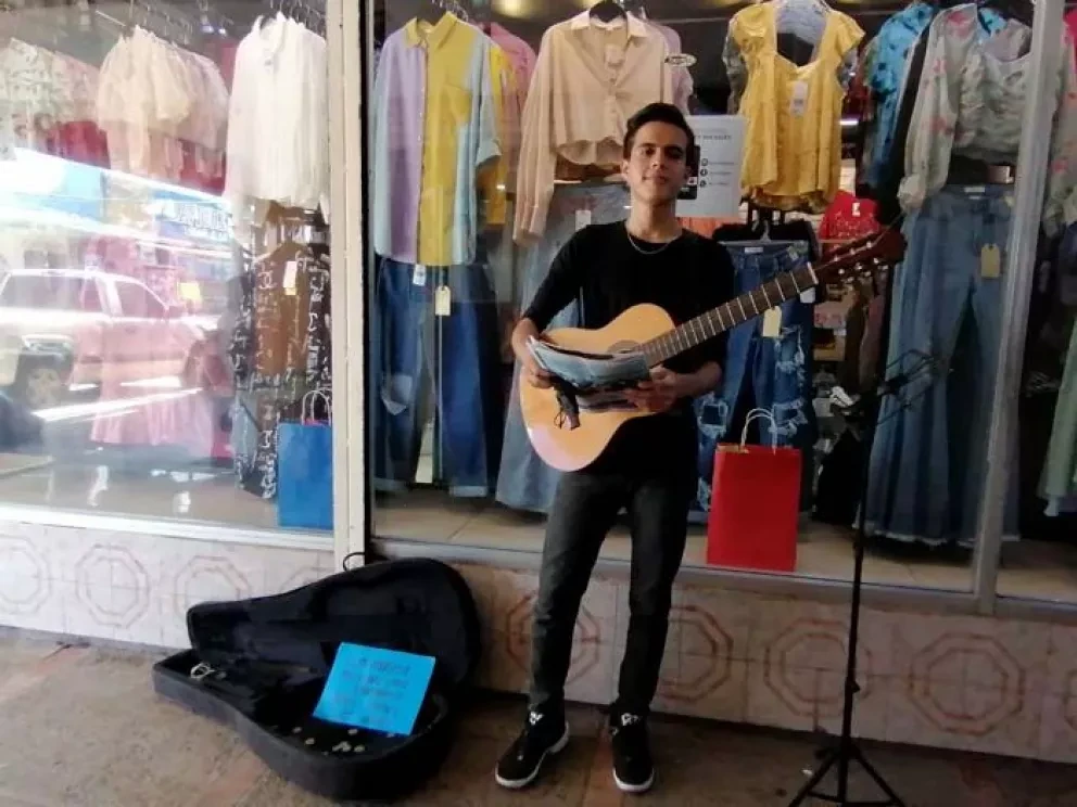 VIDEO: Jesús Ricardo Arce pone el ambiente musical en el mercado de Navolato