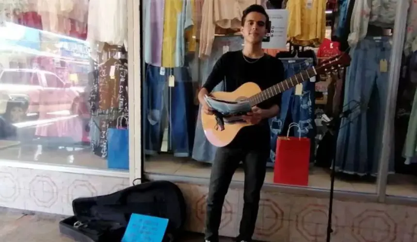 VIDEO: Jesús Ricardo Arce pone el ambiente musical en el mercado de Navolato