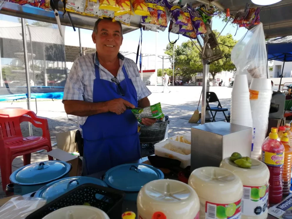 Don Lalo desgrana el sabor de los ricos esquites en Navolato