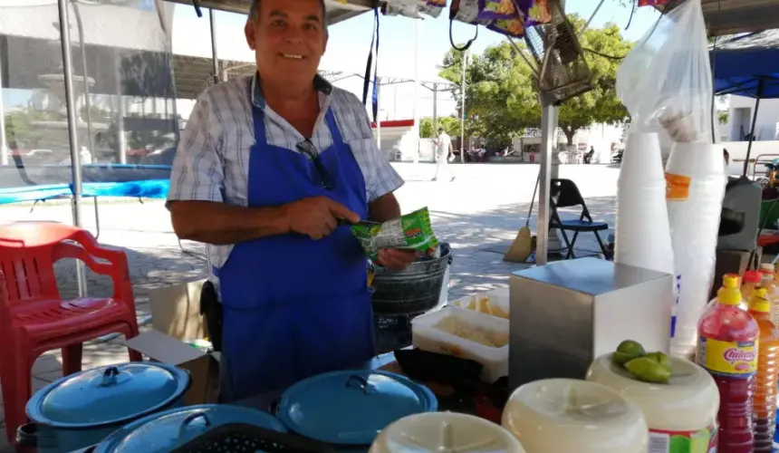 Don Lalo desgrana el sabor de los ricos esquites en Navolato