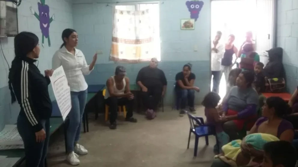 Imparten temas de salud en campos agrícolas de Villa Juárez