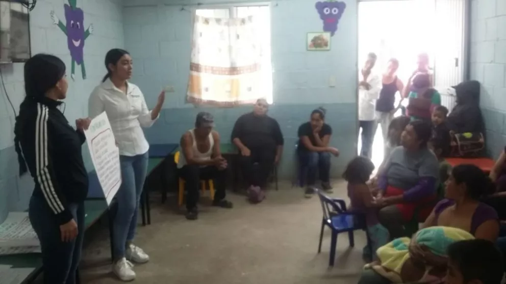 Imparten temas de salud en campos agrícolas de Villa Juárez
