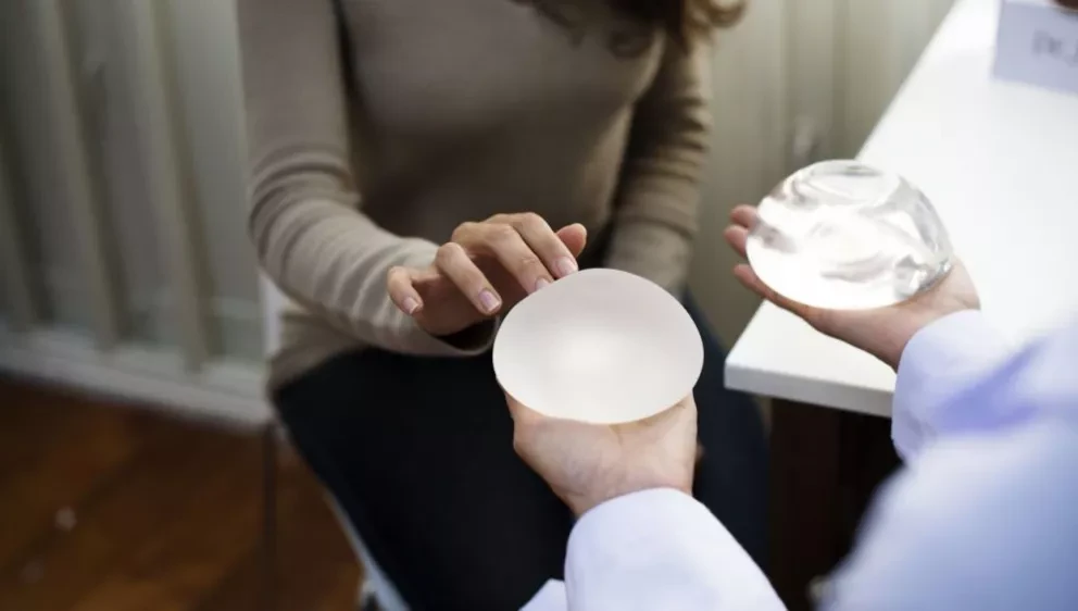 Antes de Implantes de senos deben hacerse ultrasonidos y mastografías