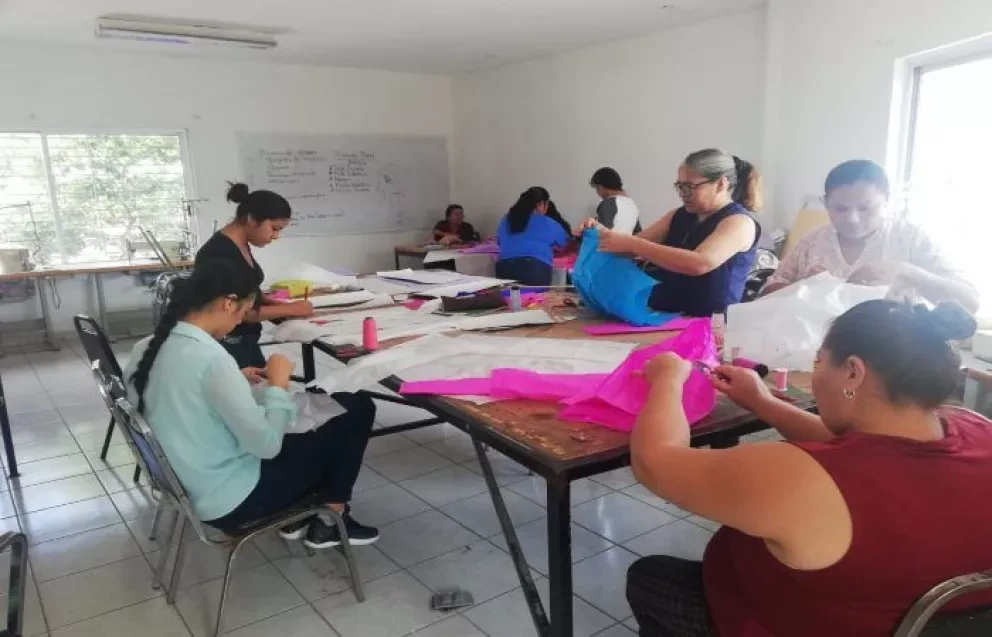 Implementan taller de confección de ropa en Villa Juárez