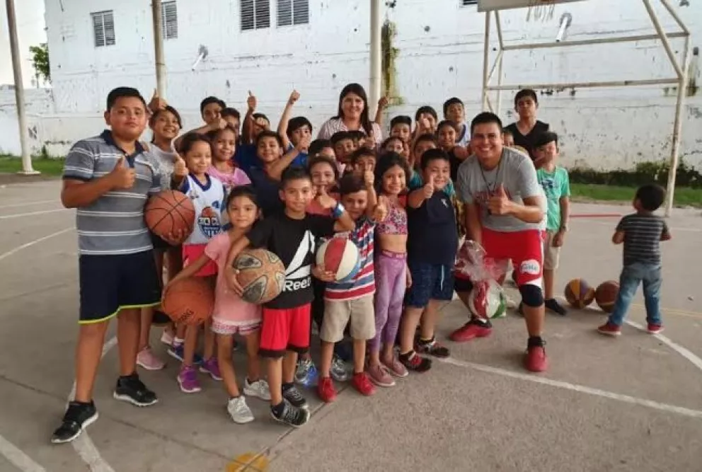 Impulsan práctica de basquetbol en niños de Villa Juárez