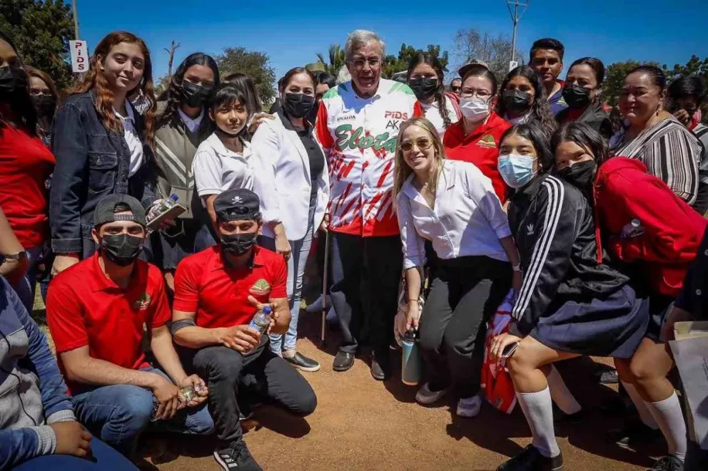 Inaugura Rocha Moya campo de beisbol en Caimanes II, Elota