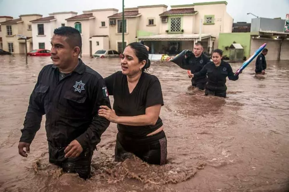 Ciudadanos se unen en inundación en Culiacán