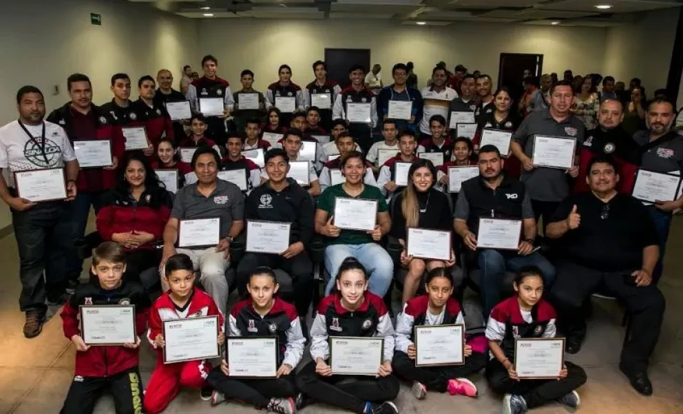Reconocen a taekwondoínes sinaloenses destacados