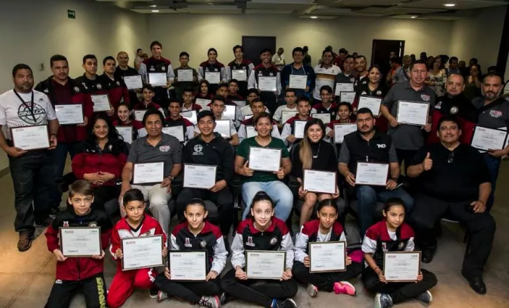 Reconocen a taekwondoínes sinaloenses destacados