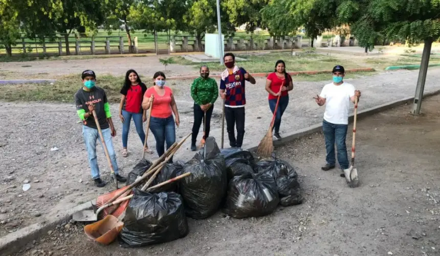 Jóvenes voluntarios apoyan en la limpieza de parques en Villa Juárez