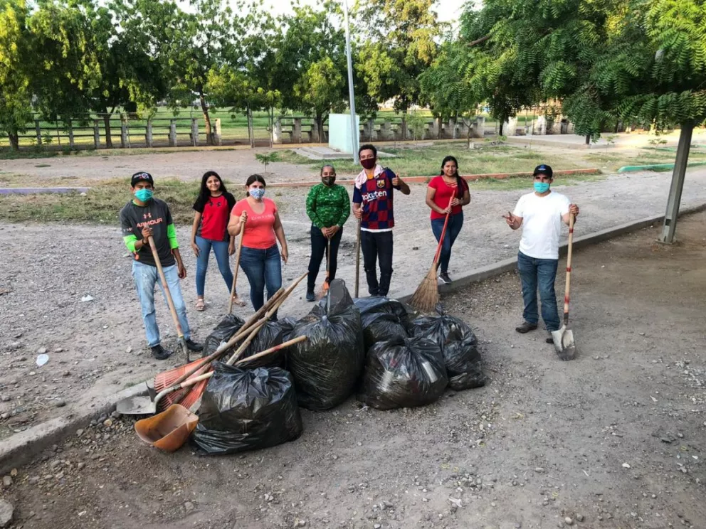Jóvenes voluntarios apoyan en la limpieza de parques en Villa Juárez