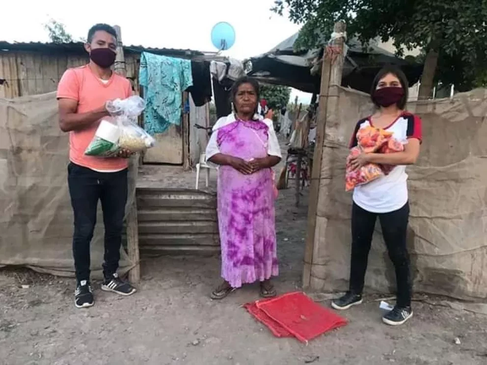 Jóvenes voluntarios continúan la entrega de despensas en Villa Juárez