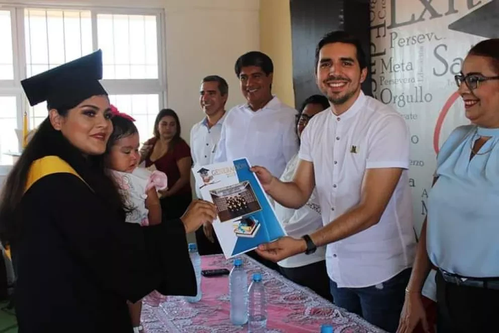 Esther trabaja en el campo y recibe mención honorífica por bachillerato