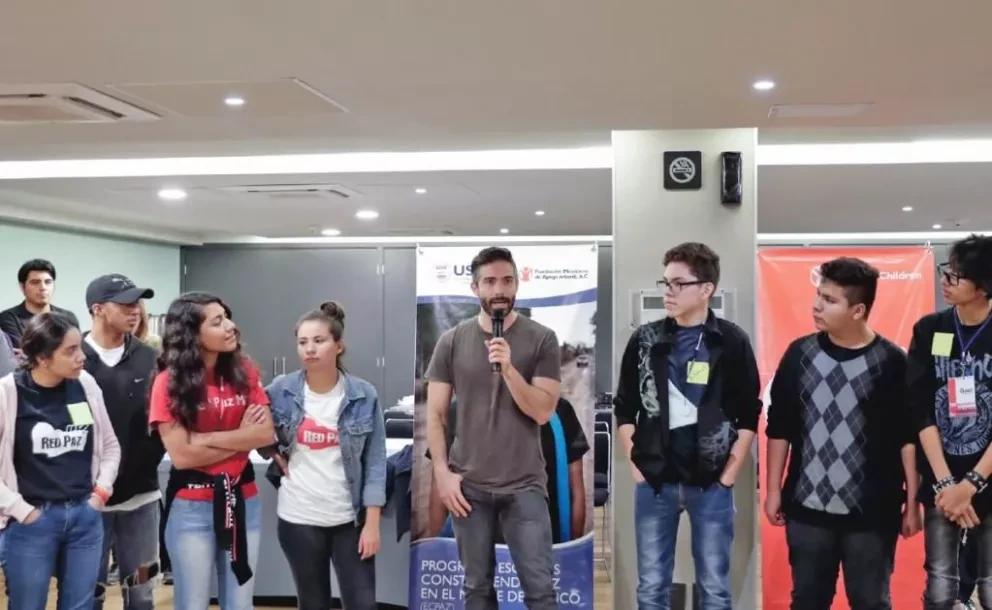 Jovencita de Villa Juárez habla de paz en foro latinoamericano