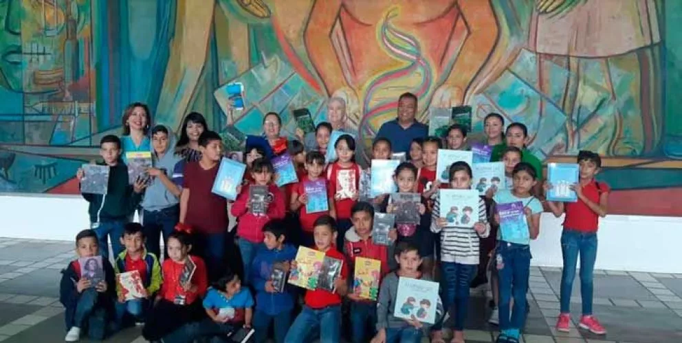 Clausuran Feria del Libro Infantil con niños de Villa Juárez