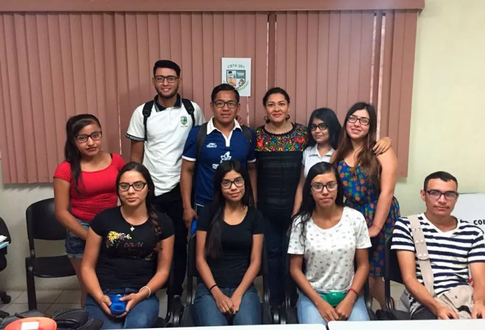 Entregan lentes a estudiantes de Villa Juárez