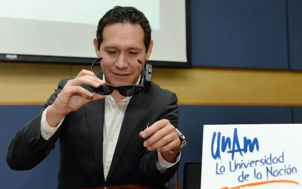 Estudiante de UNAM diseñó lentes digitales para débiles visuales