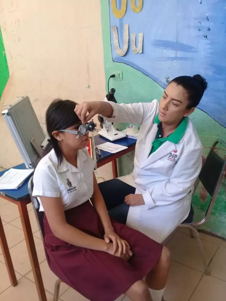 Lentes a estudiantes de Villa Juárez
