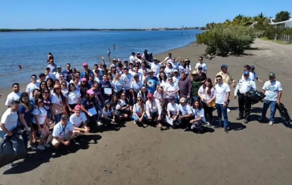 Ciudadanos limpian playa las Águilas en Altata