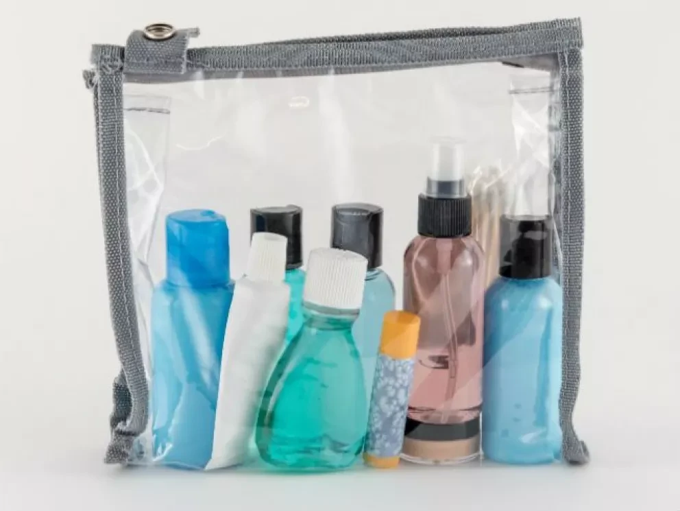 ¿Por qué no se puede llevar botellas de más de 100 mililitros en avión?